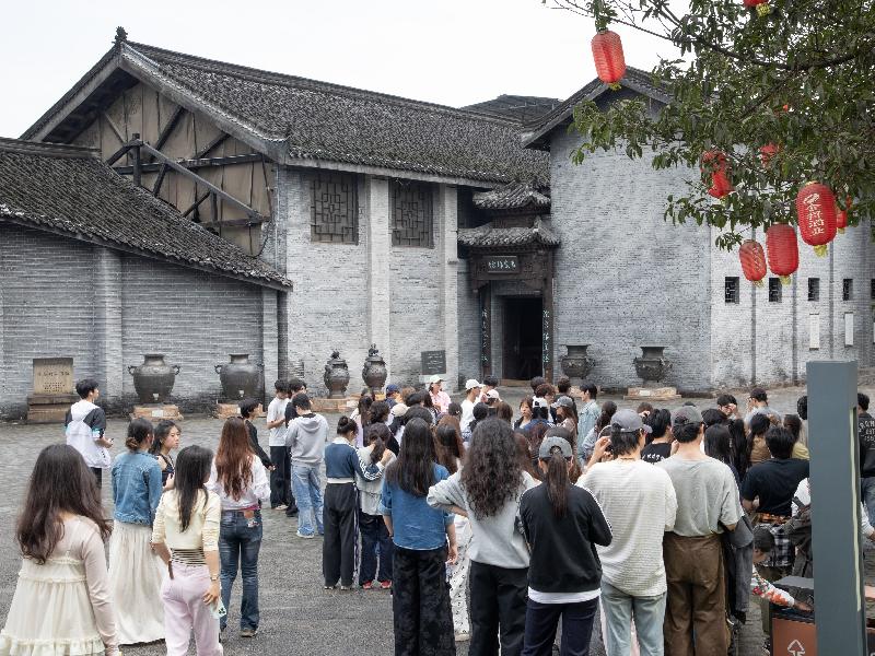  四川传媒学院学子走进舍得